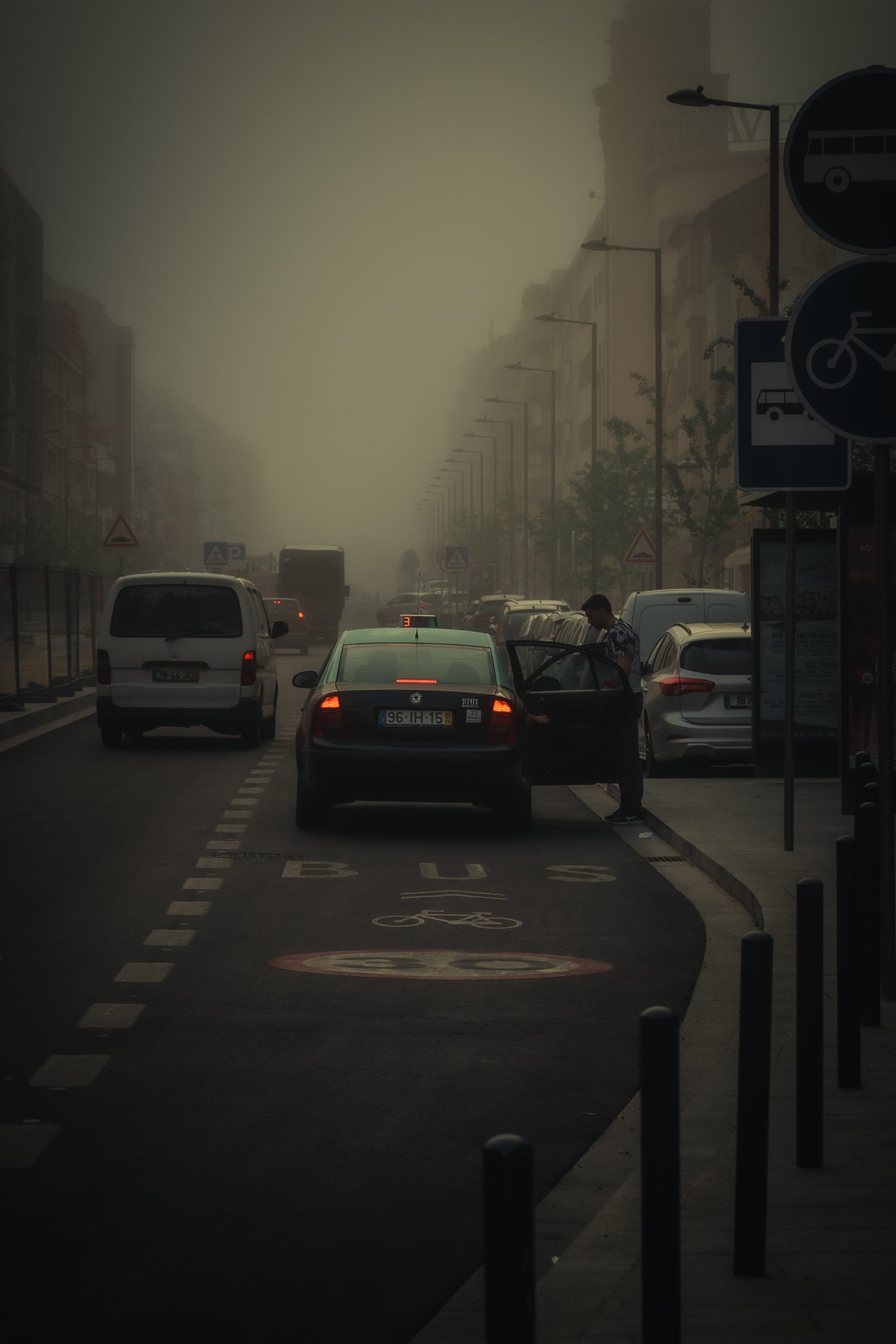 rue avec brouillard de pollution et voitures
